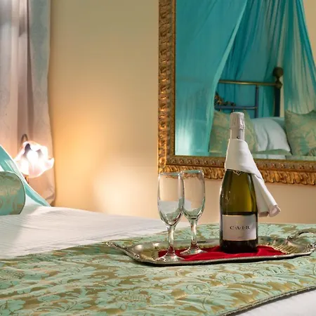 Nikos Takis Fashion Boutique Hotell 4*
