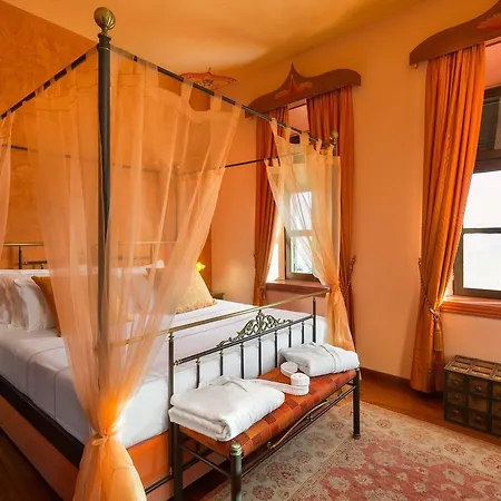 Nikos Takis Fashion Boutique Отель 4*